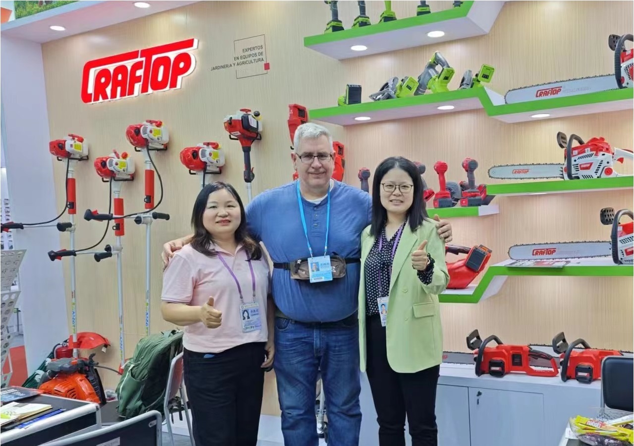 CantonFair-take-photo-with-client-craftop