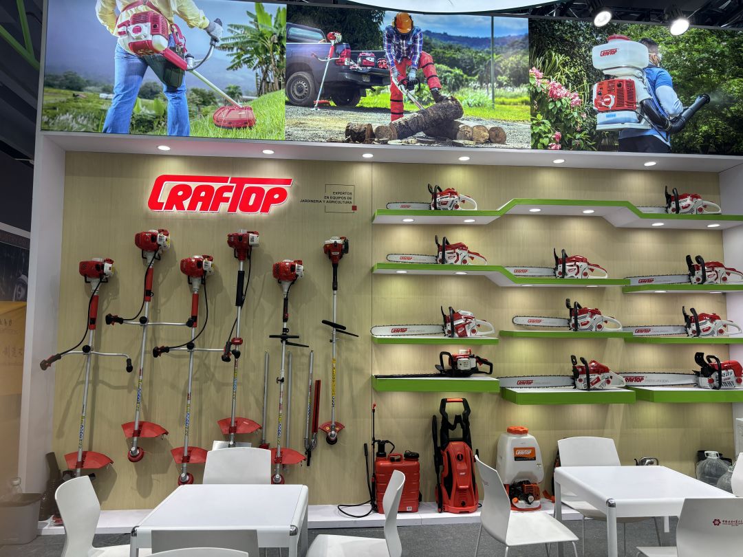 Fijian customer Adam met at the Canton Fair and visited the factory to deepen cooperation.1