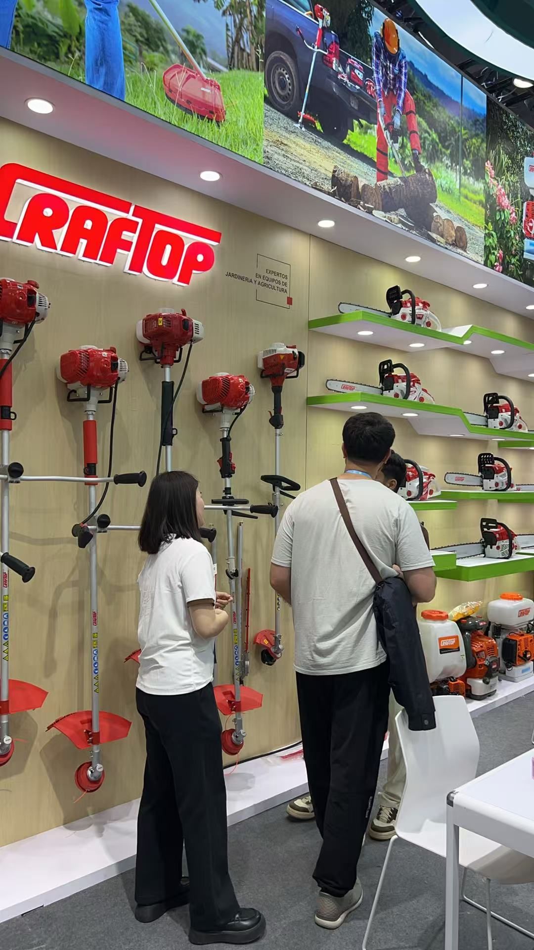 Fijian customer Adam met at the Canton Fair and visited the factory to deepen cooperation.2